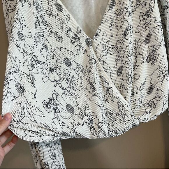✨ ASTR The Label Pleated Floral Faux Wrap Blouse White Black Medium - Picture 5 of 13